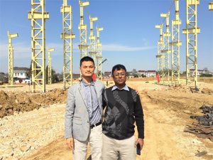 Banglades ügyfelek jönnek, hogy meglátogassák az új gyárat építünk
