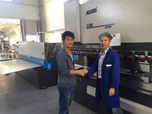 Ciprus Ügyfél látogatása Nyomja meg a fékberendezést és a nyírógépet gyárunkban