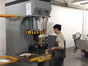 Japán ügyfél tesztelése hidraulikus présgép gyárunkban