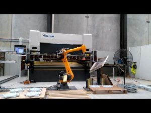 Robot CNC présfék robotos hajlító cellás rendszerhez